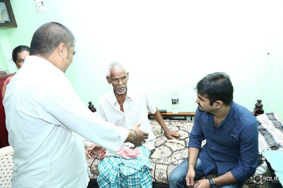 Chalaki-Chanti-Meet-99years-Old-Fan